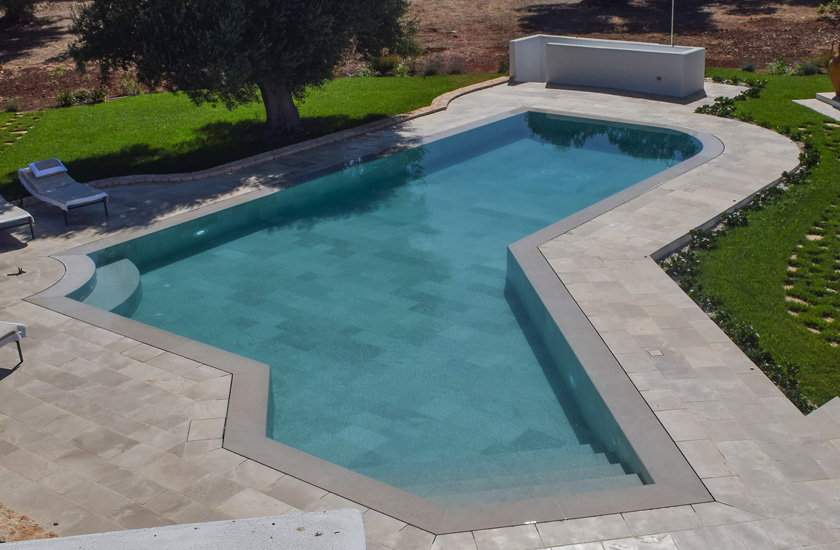 Bordo piscina in Trani burattato