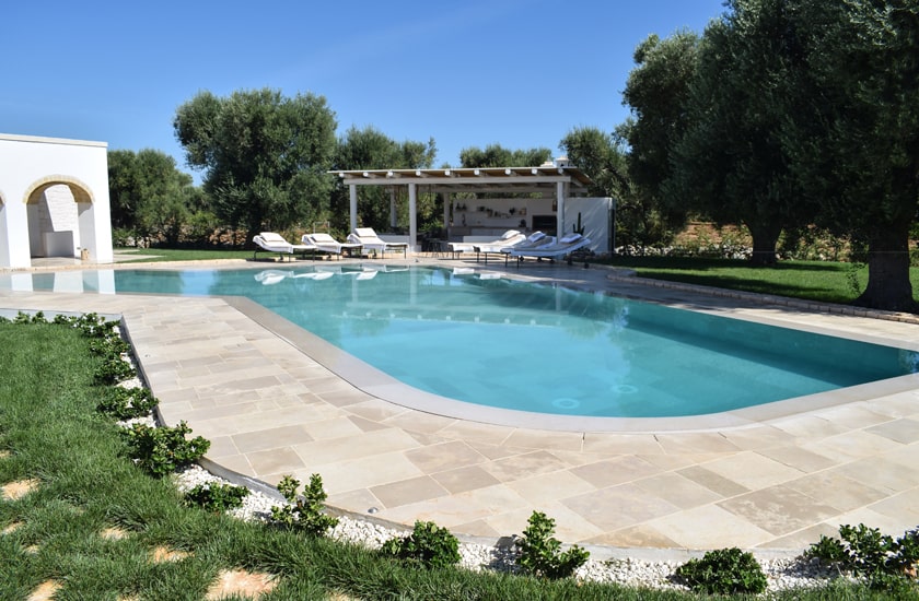 bordo piscina pavimentazione in pietra Puglia